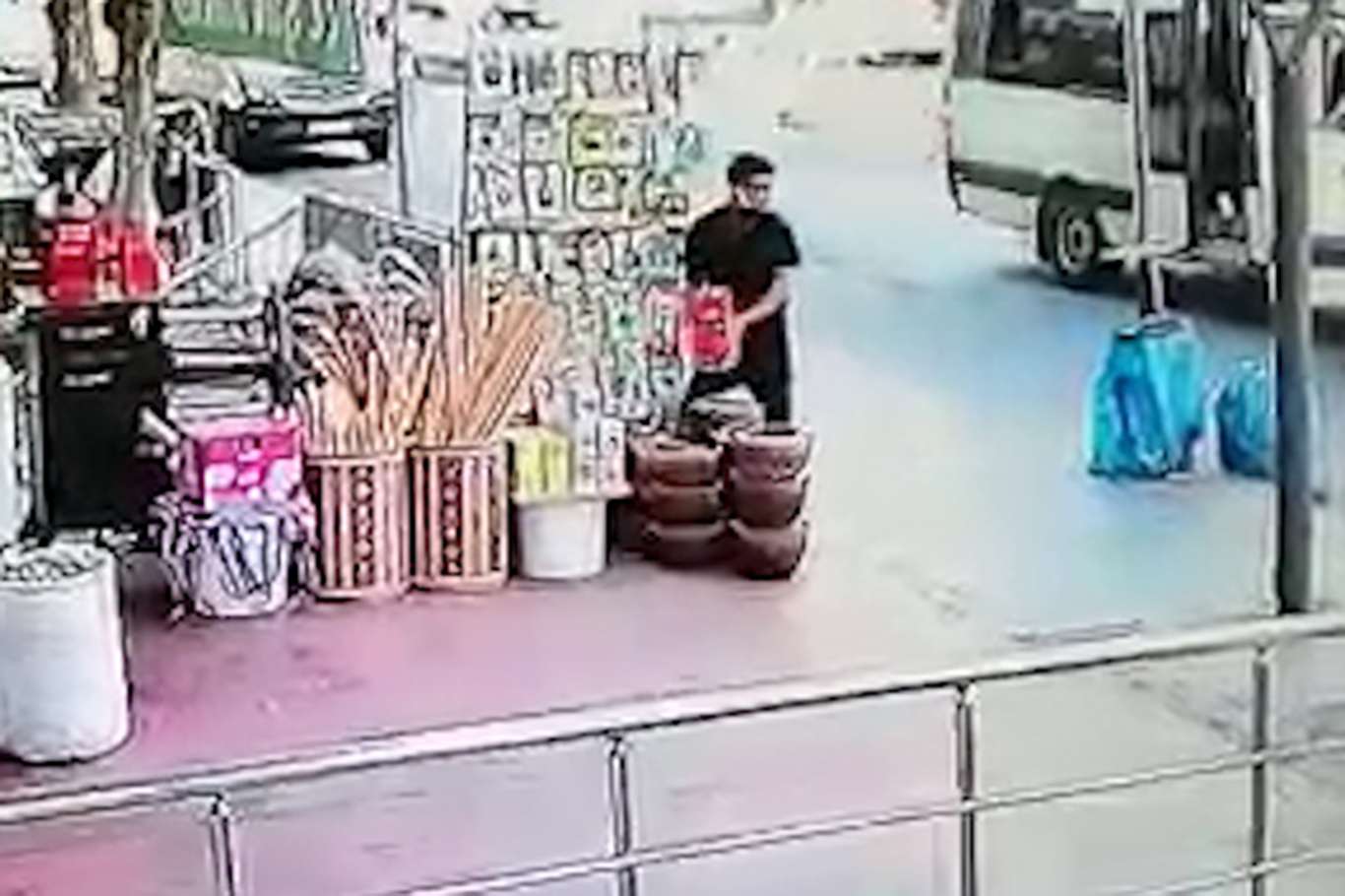 Baharatçıdan kahve çalan genç güvenlik kamerasına yakalandı Baharatçıdan kahve çalan genç güvenlik kamerasına yakalandı